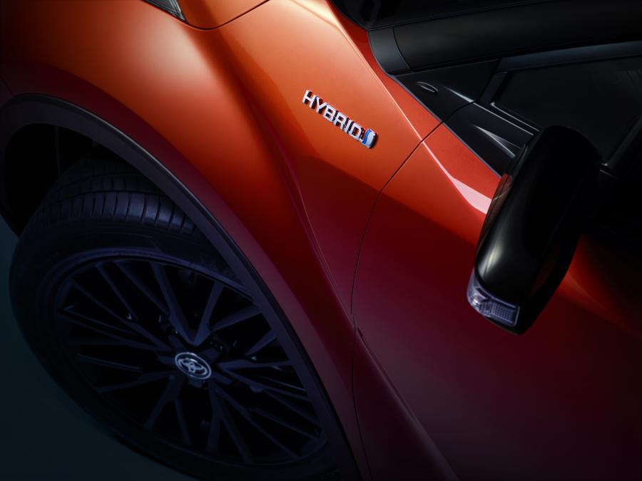 Детали экстерьера Toyota C-HR Hybrid 2019 года  (WW) (фото 2 из 174)